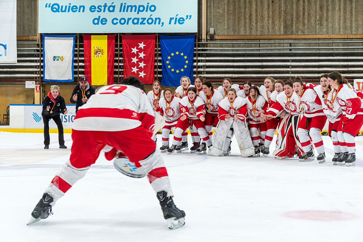 El Club Hielo Jaca se ha unido este fin de semana al grupo de equipos campeones de la Liga Iberdrola de Hockey Hielo, tras imponerse en el quinto y decisivo partido de la final al SH Majadahonda (4-5). El conjunto jacetano ha hecho historia, más allá de por levantar su primer título en hockey hielo femenino, al convertirse en el primer equipo femenino aragonés en ganar la categoría máxima de su deporte.