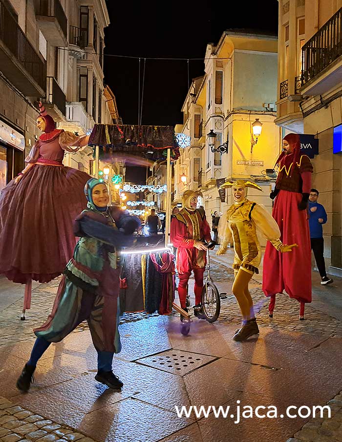 La ciudad volverá a llenarse de animación gracias a los pasacalles navideños, protagonizados por Los Carboneros, los Renos de Santa Claus, los Seres Mágicos, las Flores de Pascua, los Carteros Reales y Luz de Navidad. La casita de Papá Noel abrirá en la plaza Biscós los dÃas 12, 13, 14, 19, 20, 22 y 23 de diciembre en horario de 17:30 a 20:30.