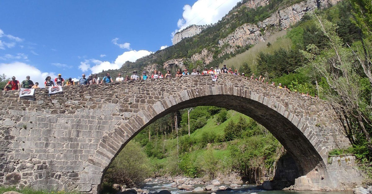 La Marcha a pie por Canal Roya, organizada por Asamblea Canal Roya y la Plataforma en Defensa de las Montañas de Aragón, pretendía recabar la atención de los diferentes partidos políticos que próximamente se presentarán a las elecciones europeas, con objeto de que sus diputados conozcan el valor del entorno de Canal Roya, Canal de Izas y la Partacua y defiendan en las instituciones europeas la inclusión de ese ámbito en la Red Europea Natura 2000. La marcha también pretendía generar reflexión entre la ciudadanía sobre el modelo de desarrollo para este territorio. 