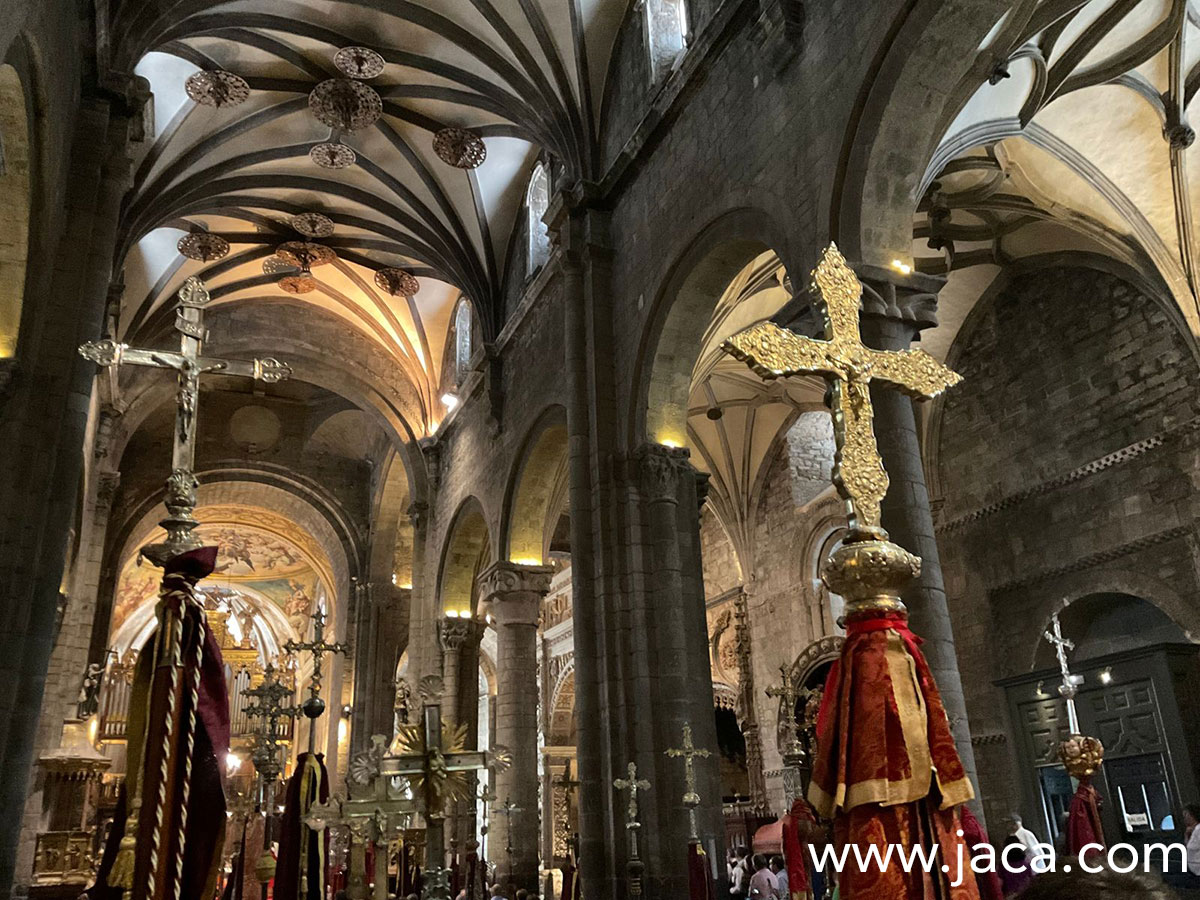 Los actos religiosos tendrán lugar los días 24 con la entrada de los romeros y el día 25 con la procesión y las celebraciones de Santa Orosia, patrona de Jaca que serán las protagonistas de la mañana. Por la noche, fuegos artificiales los días 25 y 29 y todos los días, excepto el de Santa Orosia, a las 13h los más jóvenes tendrán una cita con los cabezudos y gigantes que saldrán del Ayuntamiento para recorrer las calles acompañados de la charanga. 