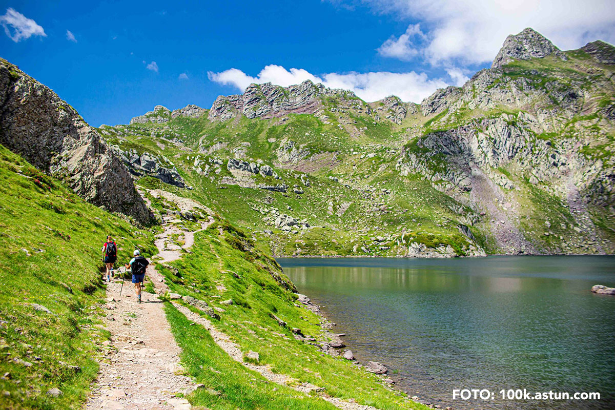 Vuelve el telesilla a los lagos de Astún para disfrutar de la estación en veranoLa estación abre también la terraza de Ibones con una de las vistas más espectaculares del Pirineo. Una barbacoa y mesas con amplia disponibilidad de espacio y vistas increíbles rematarán la jornada antes de tomar el telesilla que nos devolverá a la base de la estación y al aparcamiento.