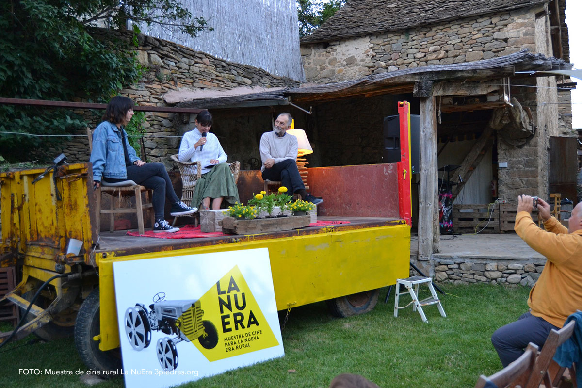 Todas las proyecciones del festival tendrán lugar al aire libre por lo que se recomienda ropa de abrigo. También habrá una zona de acampada en el pueblo para pernoctar con furgoneta o tienda de campaña y nos invitan a mitigar la huella de carbono haciendo una donación al comprar la entrada. 