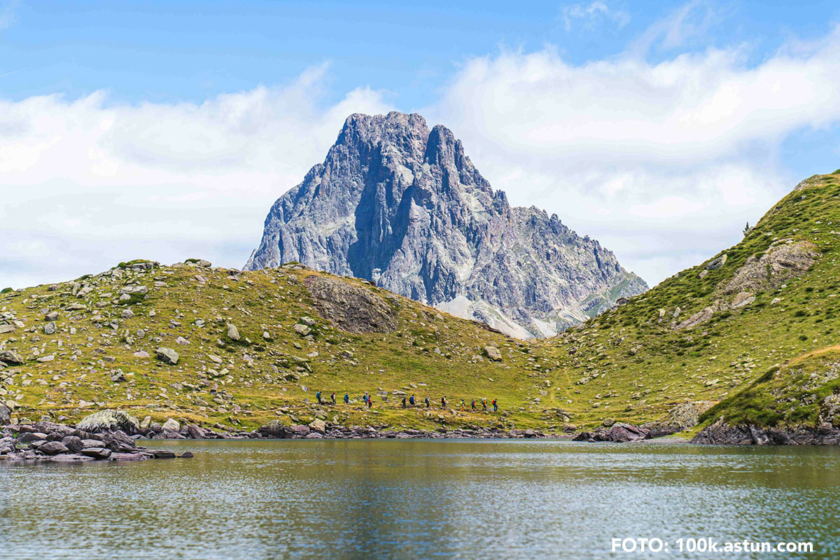 Llegar hasta los ibones de Truchas y Escalar o el Pico des Moines, así como disfrutar de excursiones y paseos hasta los lagos de Ayous, es más fácil en verano gracias al telesilla que nos lleva desde la base de la estación de Astún hasta Truchas.