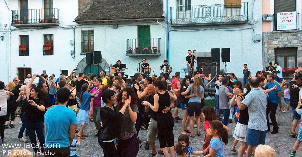 El FICS, que llega a su trigésimo tercera edición, se celebrará del 1 al 25 de agosto en distintos espacios de la Jacetania: Jaca, Canfranc, Villanúa, Castiello de Jaca, Santa Cruz de la Serós, Santa Cilia, Berdún, Hecho, Siresa o Larués, entre otras sedes. Una oportunidad única de disfrutar de la música antigua y barroca en escenarios imprescindibles de nuestro patrimonio.