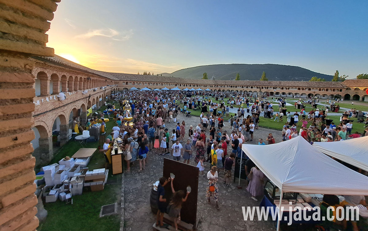 Tras el éxito de las anteriores ediciones, el Haut-Béarn vuelve a apostar por Jaca y la Ciudadela para celebrar su fiesta gastronómica. El Patio de Armas del Castillo de San Pedro acogerá este domingo 18 de agosto a partir de las 17h, y hasta las 23.30h, a más de una veintena de productores franceses de quesos, vino, cerveza, pasteles y dulces, así como diversos artesanos que, acompañados de música con DJ y restauración, convertiran la fortaleza de Jaca en un gastroespacio transfronterizo.