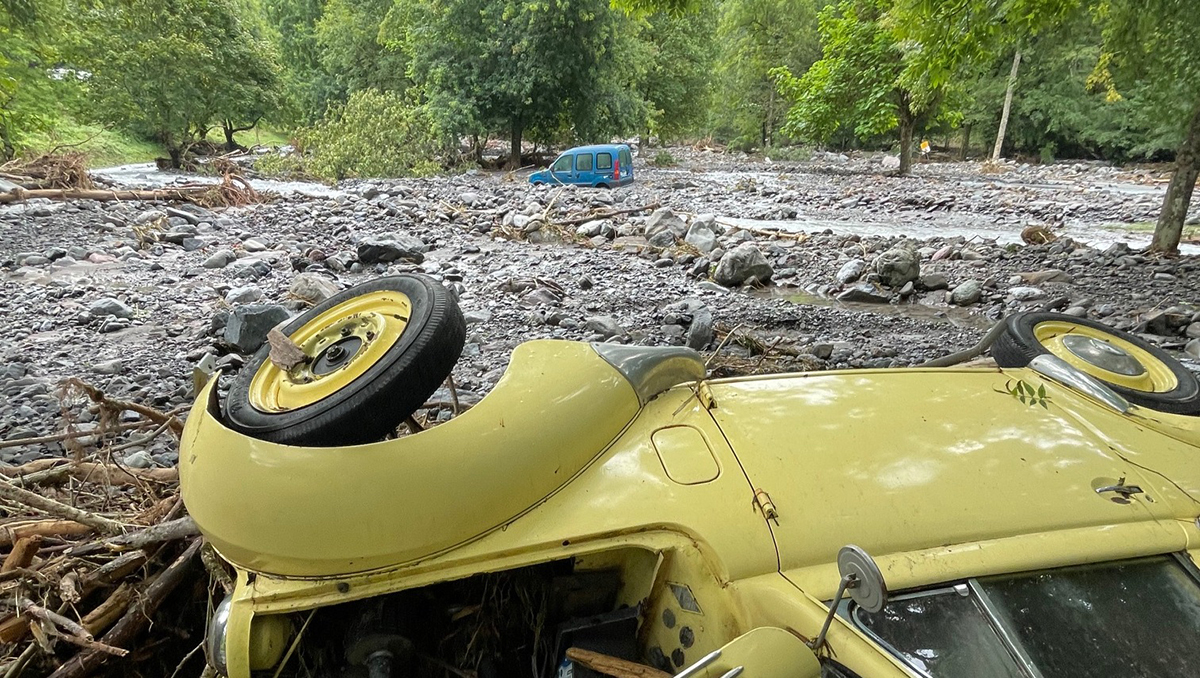 Destrozos por la crecida del río