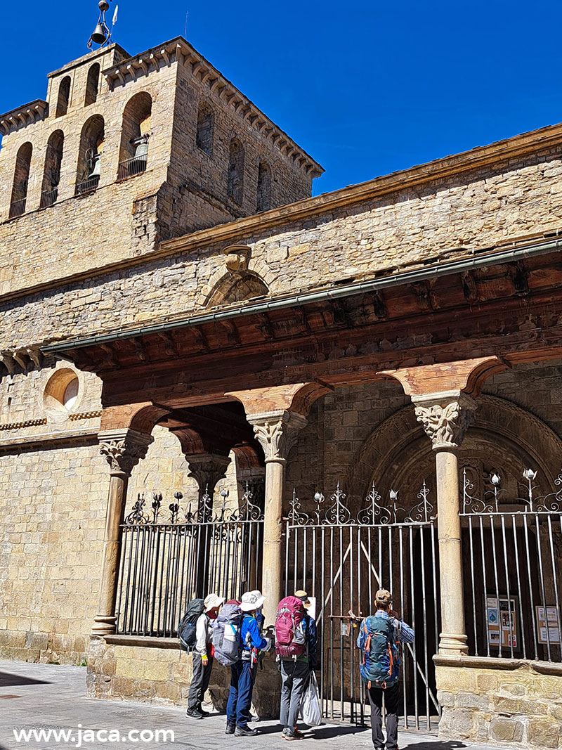 La catedral de Jaca está considerada como uno de los templos más importantes del primer románico español. Su construcción a partir de 1077 por orden del rey Sancho Ramírez está estrechamente vinculada a la propia fundación de la ciudad y la concesión de los fueros que le permitieron crecer y desarrollarse como pujante centro comercial en la ruta del Camino de Santiago.