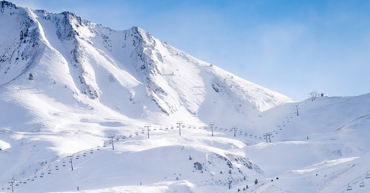 Las estaciones de esquí del entorno de Jaca anuncian la apertura de sus pistas. Desde este fin de semana, Astún, Candanchú, Formigal y Panticosa en esquí alpino así como Espace Somport, para nórdico y raquetas, y Linza y Balneario de Panticosa para el esquí de fondo, abren sus instalaciones.