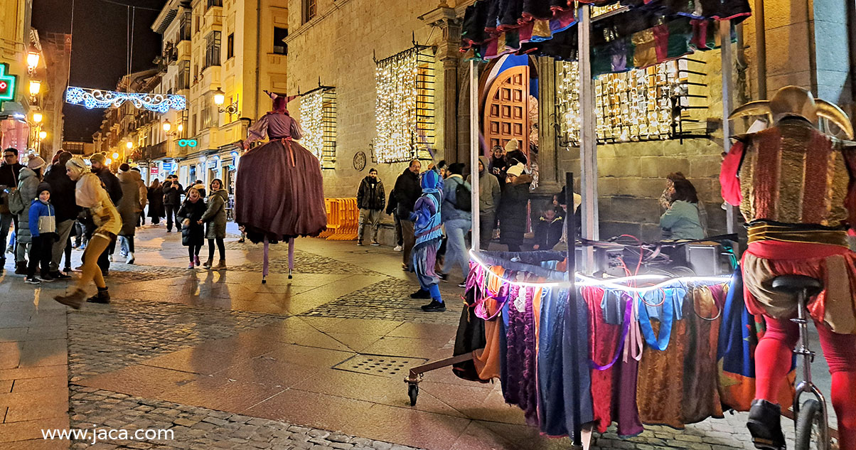 Tradiciones, espectáculos y diversión para toda la familia: Zoca de Navidad, teatro, recepción de Papa Noel y cabalgata de los Reyes Magos, pasacalles navideños, conciertos, cuentacuentos, cotillón y música en fin de año y mucho más...