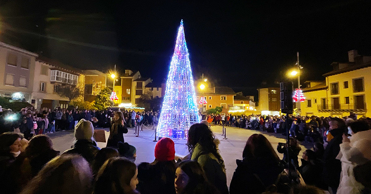 Jaca prepara un puente de diciembre repleto de actividad, dando inicio también a la agenda navideña: encendido de luces, mercados navideño y solidario, música y folklore, espectáculo aéreo... y mucho más. Un largo fin de semana en el que está previsto que las nevadas lleguen al Pirineo y permitan disponer de una próxima fecha de apertura de las estaciones de esquí.
