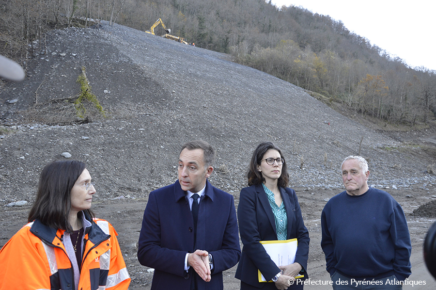 La noticia la adelantó el prefecto de Pyrénées Atlantiques, Jean-Marie GIRIER, durante su visita a la zona la pasada semana. Aunque inicialmente se había previsto en enero de 2025, gracias a la colaboración de todos, servicios estatales, autoridades locales y empresas, pronto se podrá volver a circular por la RN134 entre Urdos y la frontera española.